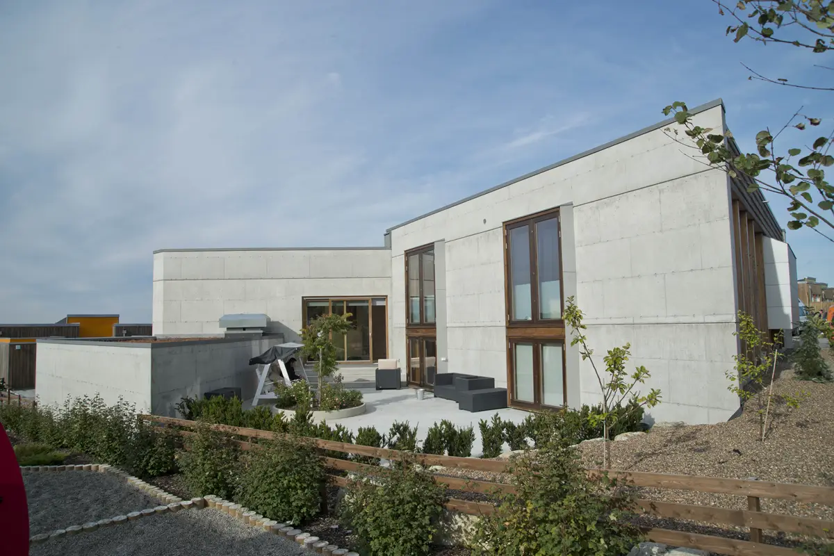 Josefinestiftelsen i Stavanger, lyst bygg med store vindusflater, terrasse og beplantning